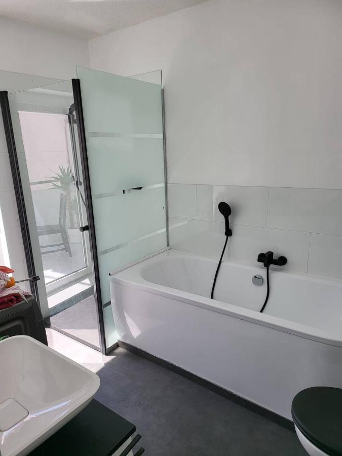 Gemuetliche Dachwohnung Mit Kleiner Oder Grosser Dachterrasse Nebeneinander Wolmirstedt Bagian luar foto