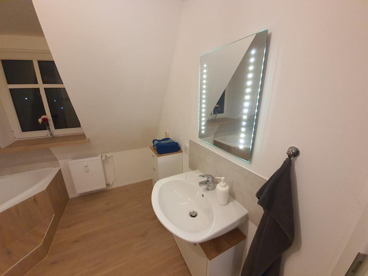 Gemuetliche Dachwohnung Mit Kleiner Oder Grosser Dachterrasse Nebeneinander Wolmirstedt Bagian luar foto