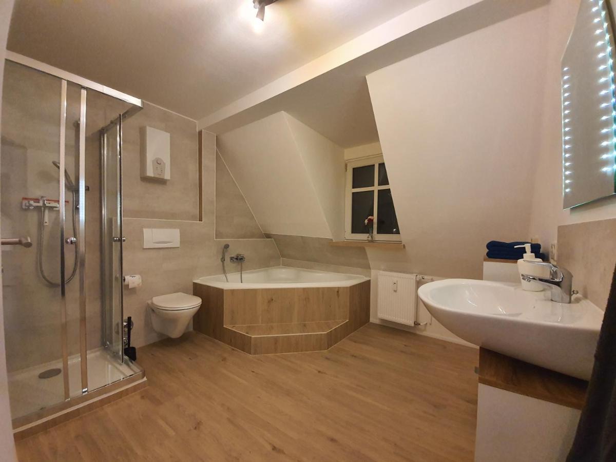 Gemuetliche Dachwohnung Mit Kleiner Oder Grosser Dachterrasse Nebeneinander Wolmirstedt Bagian luar foto